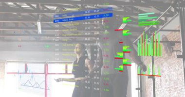 Spor salonuna giren spor partnerleri barfiks çekmeye başlıyor. Gözlemci desteği ve izleme gücüyle. Eğitim, egzersiz, güç, takım çalışması, şehir, dinamik, motivasyon