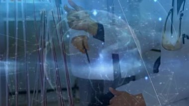 Laboratuar teknisyeni diz çöküp sondayla test sürüşü yaparken meslektaşı da veri örtülü kabloları takip ediyor. Teknoloji, işbirliği, kesinlik, yenilik, tanı, laboratuvar, kalibrasyon