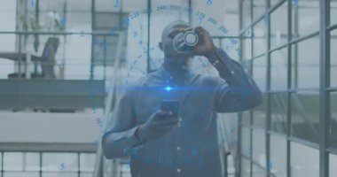 Kahvesini yudumlayan bir adam daha sonra akıllı telefonlara odaklanıyor ve iş verilerini titreşimle örtüyor. Yenilik, bağlantı, teknoloji, profesyonellik, üretkenlik, modernlik, kentsellik