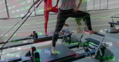 Kabloları yakalamak ve yayları ayarlamak. Pilates partnerleri gerilimi dengeleyecek dengeyi sağlamak için hamleler yapıyor. Spor, güç, sağlık, egzersiz, ekipman, koordinasyon, sağlıklı yaşam tarzı