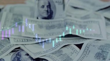 100 dolarlık banknotları çizgi çizgisi ve şamdanlarla çadıra katlamak piyasa eğilimlerini gösteriyor. Finansal analiz, yatırım, ticaret, dijital veri, borsa, ekonomik büyüme