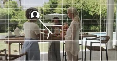 Kıvırcık saçlı kadın konukseverlik ve pasta ikonlarıyla pasta dilimini paylaşarak tabağa doğru hareket ediyor. Açık hava toplantısı, arkadaşlık, eğlence, yaşam tarzı, kırsal, neşe, zarafet.