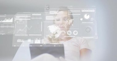 Kadın tablet ekranını tıklatıyor ve teknoloji incelemesi sırasında ortaya çıkan holografik veri tablolarını izliyor. Gelecekçi, analitik, dijital, yenilik, kullanıcı arayüzü, iş dünyası, çağdaş