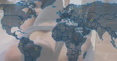 Egzersiz, dünya haritası başlatma dizini kaldırıyor simgeleri üst üste koyuyor, koç vites değiştiriyor, formda kalmak için zayıflıyor. Sağlık, sağlık, eğitim, dijital, modern, aktif, siluet