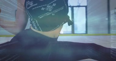 Genç dansçı yerde bükülmeye başlıyor, verileri üst üste alarak sağlık için ayağını arkaya doğru kaldırıyor. Esneklik, güç, atletizm, çağdaş, hareket, dijital, sağlık