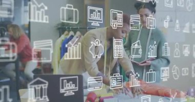 Tasarımcılar kumaş ve tıkırtı tabletlerini moda analitiği için yarı saydam simgeler olarak düzenliyorlar. Sanatçılık, işbirliği, yenilik, yaratıcılık, çalışma alanı, tekstil, moda endüstrisi