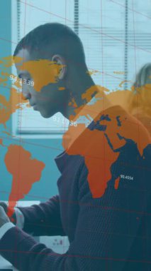 Afrika kökenli Amerikalı iş adamının dünya haritası ve veri işleme çalışmalarının animasyonu. Küresel hesaplama, dijital arayüz ve veri işleme kavramı dijital olarak oluşturulmuş video.