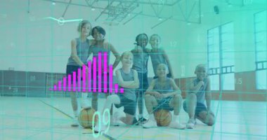 Spor salonunda poz veren çocuk basketbol takımı neon-pembe barlar kuruyor, spor analizlerini gösteren çizgiler çiziyor. Gençlik, takım çalışması, spor, fitness, enerji, rekabet, eğitim