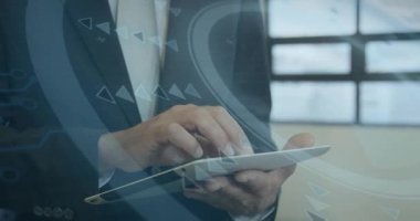 Profesyonel tıkırtı tableti, kurumsal görüşleri paylaşırken veri grafikleri başlatıyor. Teknoloji, iş, analitik, yenilik, şirket, dijital, çalışma alanı