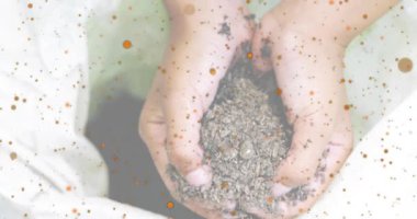 Toprak karışımını tutan bardaklı eller turuncu benekleri sürüklemeye başlar ve düz tasarımda yumuşak bir kaplama oluşturur. Toprak, işçilik, doku, organik, yaratıcılık, doğal, toprak