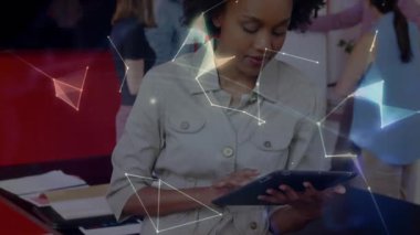 İş kadını tableti tıklatıyor ve ekibi dönüşümlü dünyaya bağlayan teknoloji ağını etkinleştiriyor. Dijital bağlantı, işbirliği, yenilik, modern çalışma alanı, teknoloji, takım çalışması, fütüristik