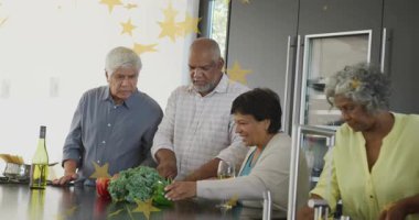 Son sınıf öğrencisi, mutfakta lahana doğramaya başlıyor. Arkadaşları, yemek hazırlamak için biber hazırlıyor. Aşçılık, aşçılık, sebzeler, hazırlık, sağlıklı, yaşam tarzı, yerli