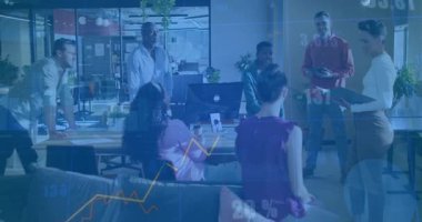 İş grafikleri canlandırırken ve satış eğilimlerini gösterirken sunucu tableti tıkırdatıyor. İşbirliği, analitik, takım çalışması, veri güdümlü, profesyonel, modern, katılım