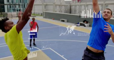 Mavi tişörtlü oyuncu sahanın üzerinde top sürüyor defans oyuncusunun atlama vuruşunu engelliyor. Sporcular, takım çalışması, şehir, spor, eğlence, rekabetçi, enerjik