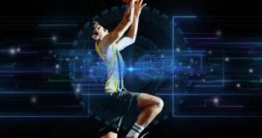 Koşan sporcu, veri halkalarını tetikliyor, elinde turuncu top tutuyor ve basket yapmak için basket atıyor. Dinamik, fütüristik, enerjik, hareket, yenilik, rekabet, dijital