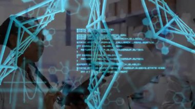 Üç araştırmacı bilim araştırmalarında dönen moleküler hologramı analiz etmek için tablet stilini tıklatıyorlar. İşbirliği, yenilik, teknoloji, bilim, fütüristik, takım çalışması, veri