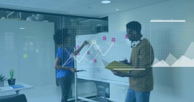 Kadın notlar ekliyor ve adam dosyaları inceliyor. Animasyon çizelgeleri ve veri içgörüsü için dünya haritasını başlatıyor. İşbirliği, veri görselleştirme, strateji, ofis, takım çalışması, analitik, yenilik