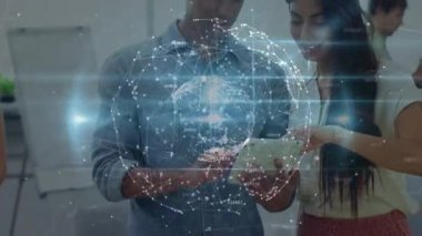 Meslektaşlar tablet tutarken ve ekranı tıklatırken holografik veri küre iş toplantısını döndürüyorlar. İşbirliği, teknoloji, fütüristik, yenilik, iş dünyası, ağ, veri görselleştirmesi