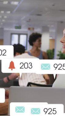 Ofisteki çeşitli iş adamları üzerinde sosyal medya veri işleme animasyonu. Küresel iş, finans, hesaplama ve veri işleme kavramı dijital olarak oluşturulmuş video.