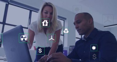 Dizüstü bilgisayardaki ekip, sürdürülebilirlik finans analizi için ikonlar üreten bir kadın. İşbirliği, takım çalışması, yenilik, teknoloji, iş dünyası, profesyonellik, modernlik