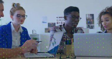 Kod kaplaması zayıflıyor, meslektaşım analiz için işbirliği yaparken dizüstü bilgisayarlara analitik çizelge gösteriyor. İşbirliği, takım çalışması, yenilik, teknoloji, veri, profesyonel, modern