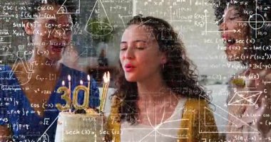 Kutlama, arkadaşlar tezahürat yaparken doğum günü kutlaması nefesini altın rengi 30 mum üflerken gösteriyor. Şenlik, dostluk, neşe, coşku, samimiyet, rahatlık, mutluluk