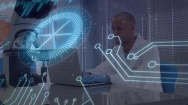 Laboratuar araştırmacısı, veri analizi için holografik arayüzü başlatan mikroskopla bilgisayarda daktilo yazıyor. Bilim, teknoloji, yenilik, fütüristik, araştırma, dijital, analitik