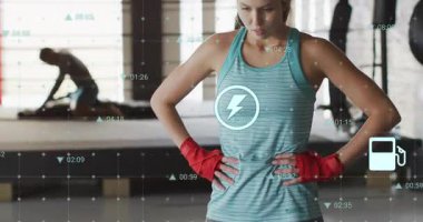 Atletizm sporcusu veri şebekesini etkinleştirdikten sonra sürekli nefes alıyor enerji sağlık ikonlarını döndürüyor. Fitness, teknoloji, esneklik, canlılık, motivasyon, arayüz, performans