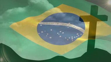 Brezilya bayrağının tepenin üstünde dalgalanmasına neden olan hafif bir esinti. Vatanseverlik, maneviyat, ulusal gurur, açık hava, görkemli, sembolik, sükunet