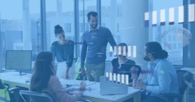 Masaya dizüstü bilgisayarı yerleştirme ve iş toplantısında veri incelemesi için çizelgeleri ve kodları etkinleştirme. İşbirliği, takım çalışması, dijital, analitik, iş, yenilik, modern