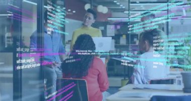 Dizüstü bilgisayarda kod sunan ve yüzen kodu etkinleştiren bir kadın yazılım ekibi incelemesi sırasında. İşbirliği, takım çalışması, yenilik, dijital, modern, iletişim, teknoloji