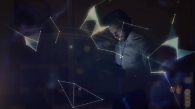 Yönetici tableti tıklatıyor ve teknoloji ağı düğümleri oluşturuyor sonra da bağlantıları gösteren dönen bir dünya oluşturuyor. Futuristik, dijital, yenilik, bağlantı, ağ, sanal, teknolojik