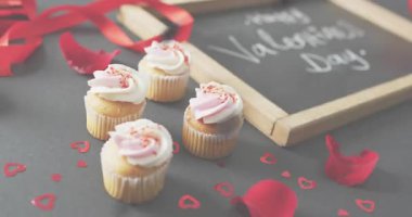 Sevgililer Günü gösterisi için kekleri ve karatahtayı süpürme, karartma ve ifşa etme işlemine başlayın. Romantik, kutlama, şenlikli, pastel, dokulu, estetik, dijital