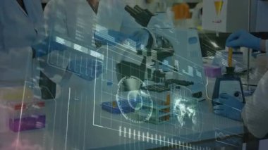 Meslektaşlar, araştırma analizi için mikroskoba odaklanarak hologram görüntülemesini başlatıyor. Bilimsel, yenilik, teknoloji, işbirliği, fütüristik, görselleştirme, analitik