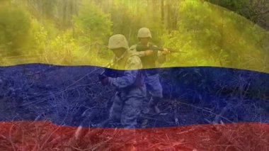 Önde gelen asker, askeri tatbikat sırasında tüfeği korurken dalları itiyor. Askeri, taktik, kamuflaj, orman, gizlenme, takım çalışması, strateji