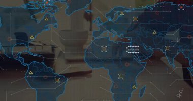 Analistler Stylus 'u tablete tıklatıyor, mavi harita hologramı somutlaştırıyor, veri ağını görselleştiriyor. Teknoloji, veri görselleştirme, fütürizm, iş, yenilik, çalışma alanı, dijital arayüz