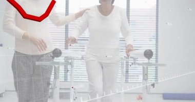 Terapist, rehabilitasyon ölçümlerini canlandırırken parmaklıkları tutan ve yürüyen hastalara VR kulaklığı sunuyor. Rehabilitasyon, sanal gerçeklik, terapi, hareketlilik, ilerleme, yardım, sağlık