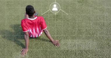 Çim alan üzerinde akıllı telefon tutan adam ikili kodlu görselleştirilmiş ağ grafiği üretiyor. Teknoloji, bağlantı, dijital, yenilik, ağ, iletişim, veri görselleştirme