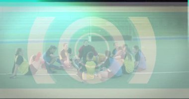 Çim hokeyi oyuncuları sahada sıkı bir çember oluşturup topa vurarak antrenman talimini başlatıyorlar. Sporcular, takım çalışması, spor, koordinasyon, eğitim, fitness, çeviklik