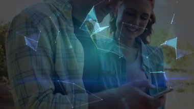 Akıllı telefon gölü yükselen çift dönen küreye dönüşen teknoloji ağını keşfediyor. Romantik, teknoloji, bağlantı, etkileşimli, açık hava, uyum, yenilik