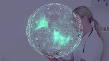 Konsültasyon sırasında, holografik küre yeniden şekillenen düğümler olarak sağlık hizmetleri uzmanı not alıyor. Tıbbi, geleceksel, teknolojik, analitik, robotik, bilimsel, yenilikçi