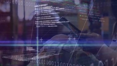 Kafe masasında tableti açan Asyalı bir kadın stok ikili grafik gösterge panelini ortaya çıkardı. Teknoloji, finans, veri görselleştirme, iş, yenilik, modern, çalışma alanı