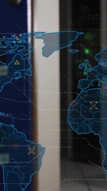 Sunucu odasında veri noktaları ve ağ bağlantıları olan dünya haritası. Teknoloji, veri analizi, ağ oluşturma, dijital bağlantı, siber güvenlik