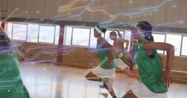 Koç ıslık takımında spor mekiği tatbikatında hız takibi yaparak spor salonuna koşuyorlar. Atletizm, takım çalışması, hareket, eğitim, veri görselleştirme, performans, fitness