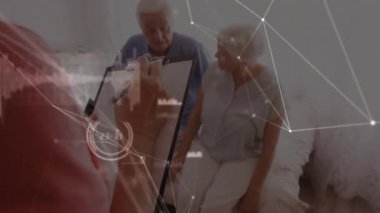 Sağlık hizmeti sağlayıcısı, yaşlı çiftin onay formunu imzalamadan önce panodaki notları inceliyor. Tıbbi, bakıcı, profesyonel, son sınıf, belge, konfor, şefkat