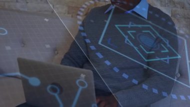 Adam dizüstü bilgisayarı açıyor, klavyeye dokunuyor ve holografik ızgaraları teknik analizler için döndürüyor. Futuristik, teknoloji, yenilik, profesyonel, dijital, çalışma alanı, modern