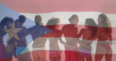 Arkadaşları sahilde sarılıyor, Porto Riko bayrağı dalgalanırken başlarını çeviriyor, turizmi destekliyor. Macera, yoldaşlık, deniz kenarı, hayat dolu, boş zaman, kutlama, birlik