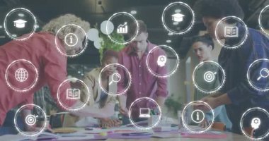 Ekip, veri simgeleri azaldıkça, strateji notları için beyin fırtınası yapma ve sıralama çalışmalarına yöneliyor. İşbirliği, takım çalışması, yenilik, planlama, strateji, beyin fırtınası, analitik