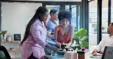 Sunucu kalıpları yerleştirmek animasyon simgelerini tetikliyor, iş arkadaşları kurumsal vedalarda pasta tadıyor. İşbirliği, kutlama, takım çalışması, profesyonellik, modern, canlı, sosyal