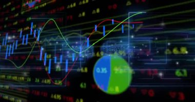 Torpido gözünde şamdanlar, trend çizgileri, grafikler ve göstergeler, finansal eğilimleri gösteriyor. Maliye, ticaret, analitik, pazar, yatırım, veri, teknoloji